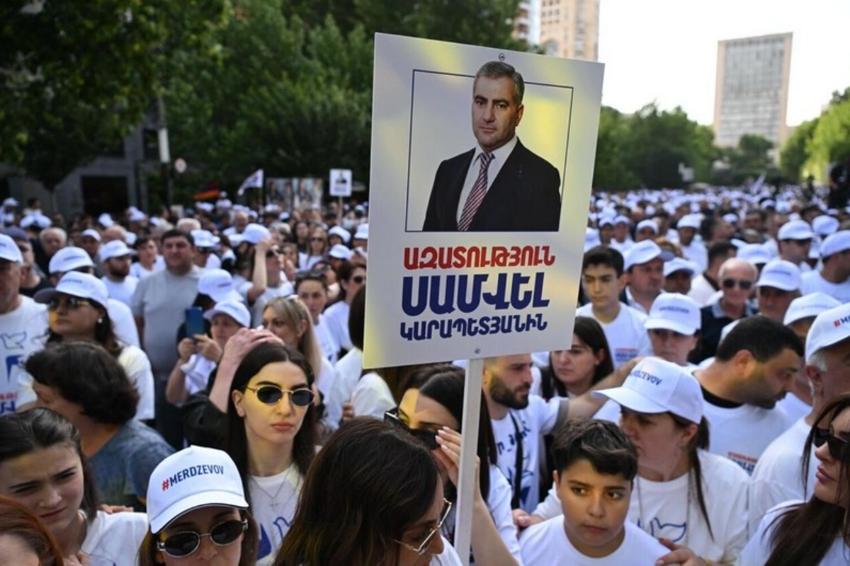 İrəvanda kütləvi yürüşlərlə əlaqədar MTX binasında təhlükəsizlik gücləndirilib İrəvanda kütləvi yürüşlərlə əlaqədar MTX binasında təhlükəsizlik gücləndirilib