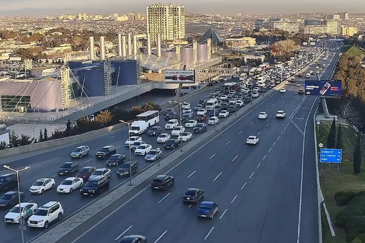 Bakının bir sıra yollarında tıxac yaranıb