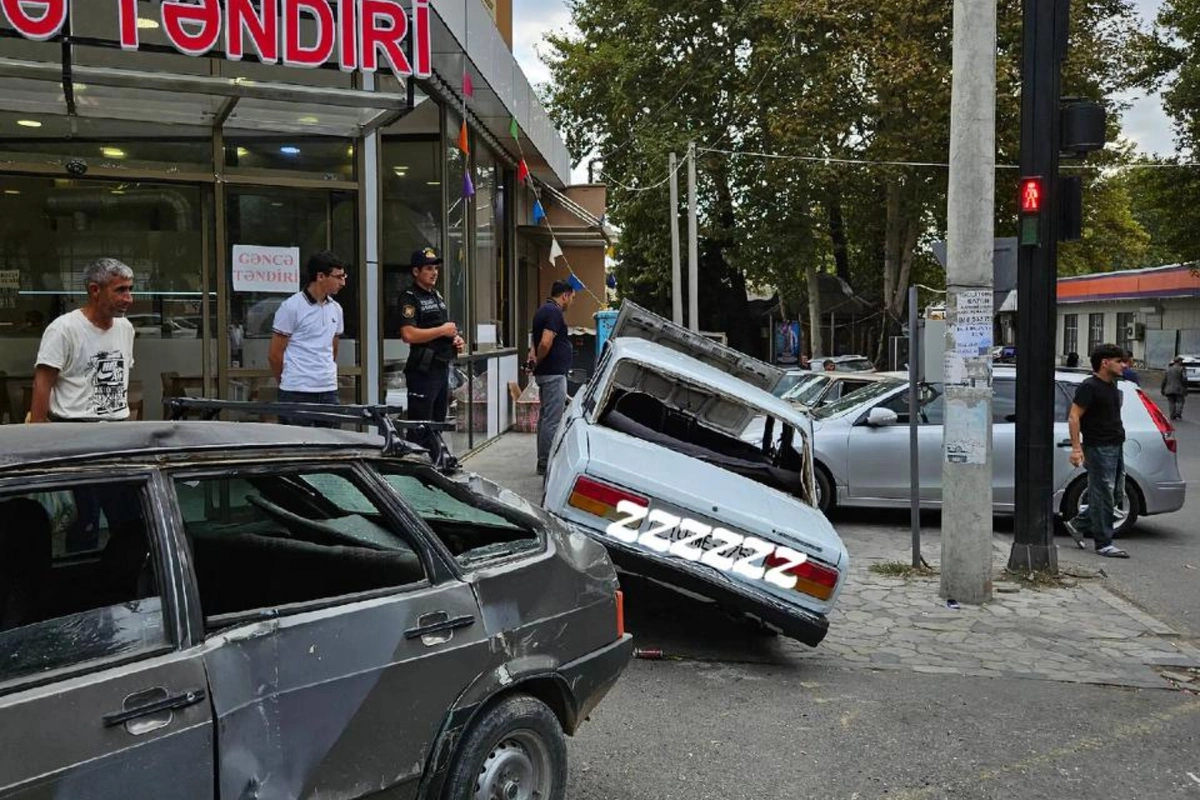 İsmayıllıda zəncirvari qəza - Avtomobillər müştəri dolu restorana çırpılmaqdan son anda qurtuldular İsmayıllıda zəncirvari qəza - Avtomobillər müştəri dolu restorana çırpılmaqdan son anda qurtuldular
