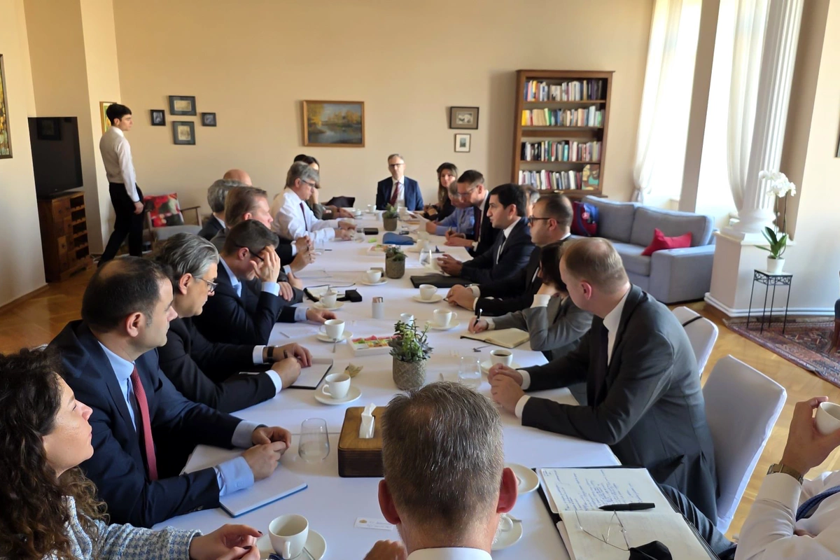 Хикмет Гаджиев обсудил с делегацией НАТО мирный процесс на Южном Кавказе