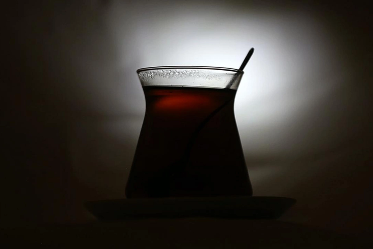 Çay süfrəsinə dəvət olunmayan tibb bacısı 41 min təzminat qazandı