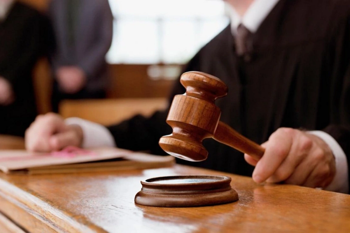 Şərurda qardaşı oğlunu mismarçıxaran çəkiclə öldürməkdə təqsirləndirilən şəxsə hökm oxunub