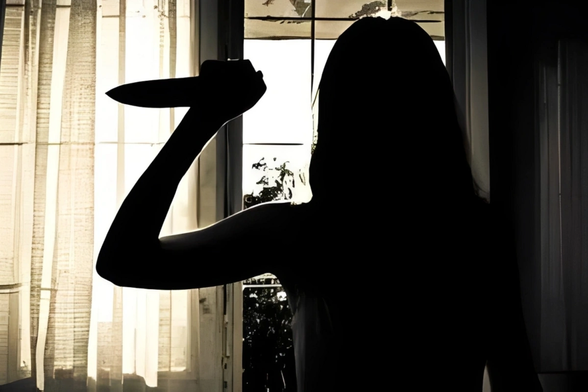 Bakıda atasını öldürməkdə ittiham olunan 15 yaşlı qız ev dustaqlığına buraxıldı