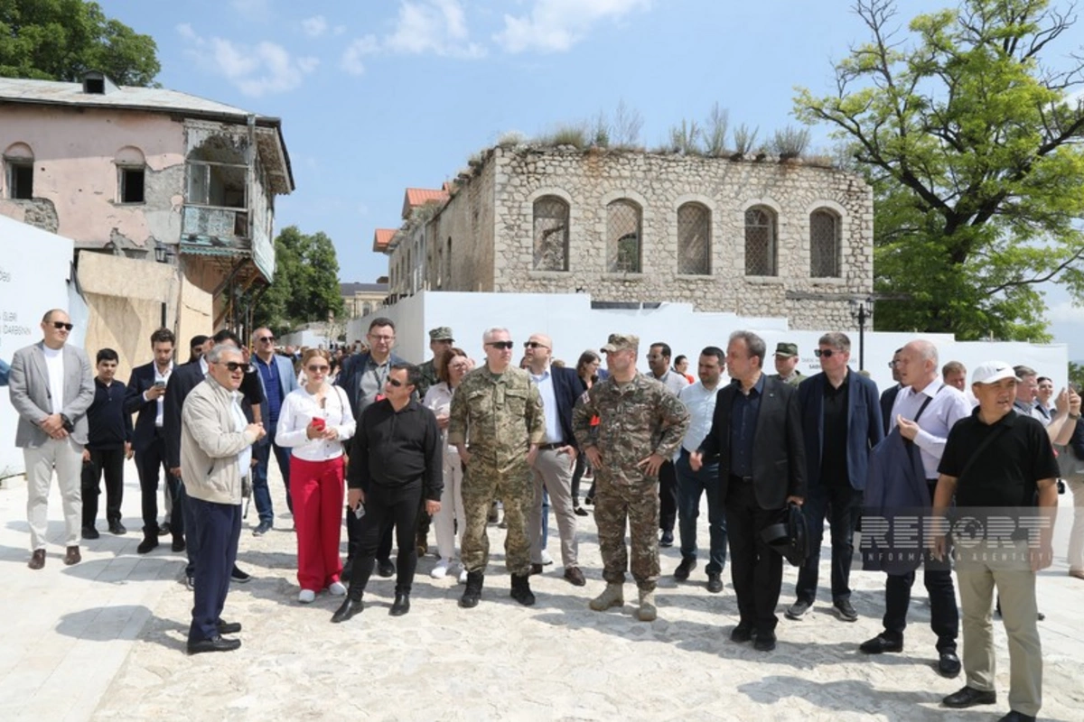 Diplomatlar Şuşadakı Qarabağ küçəsində olublar