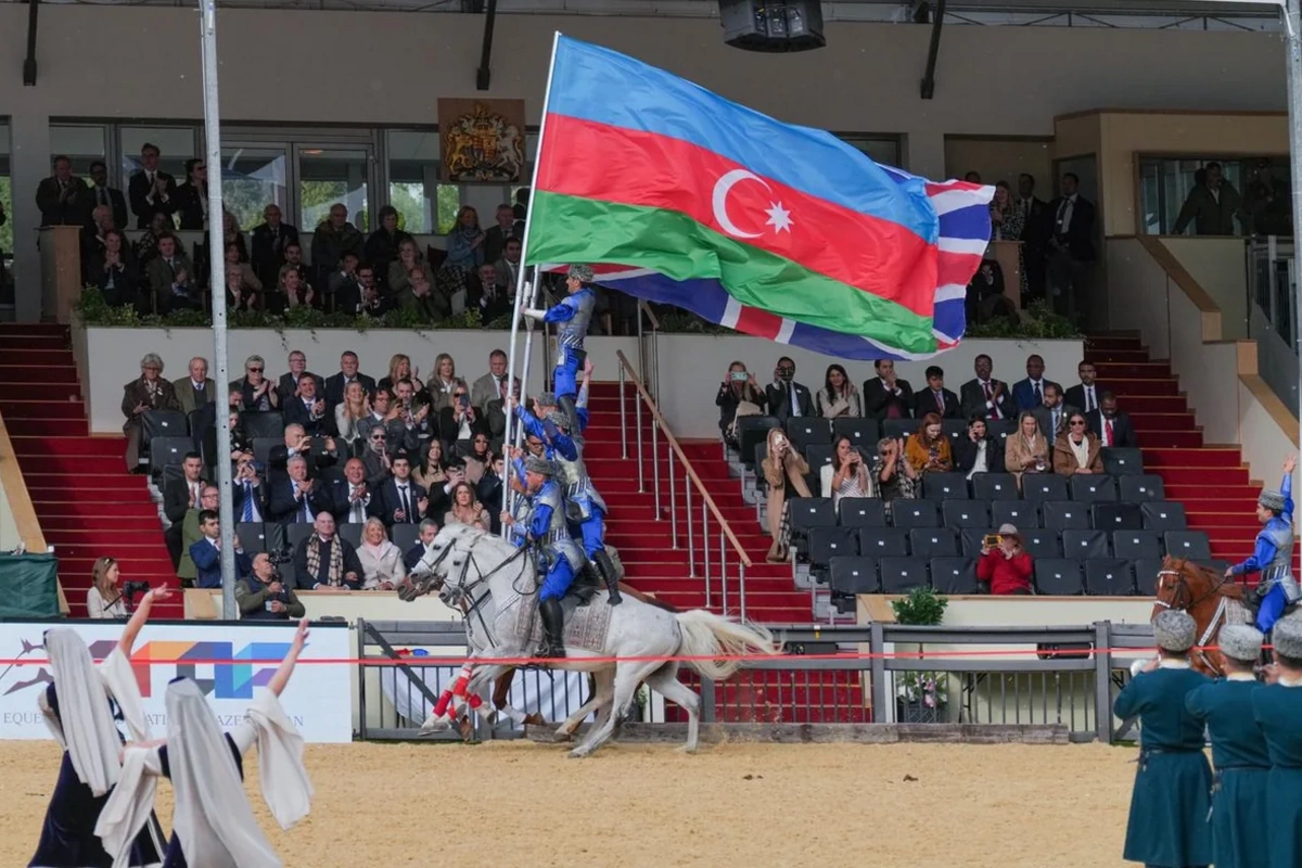 Böyük Britaniya kralı III Çarlz Qarabağ atlarının şousunu izləyib