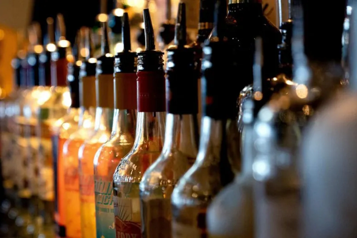 Prezident alkoqollu içkilərə minimum qiymət qoyulması haqqında qanunu təsdiqləyib Prezident alkoqollu içkilərə minimum qiymət qoyulması haqqında qanunu təsdiqləyib