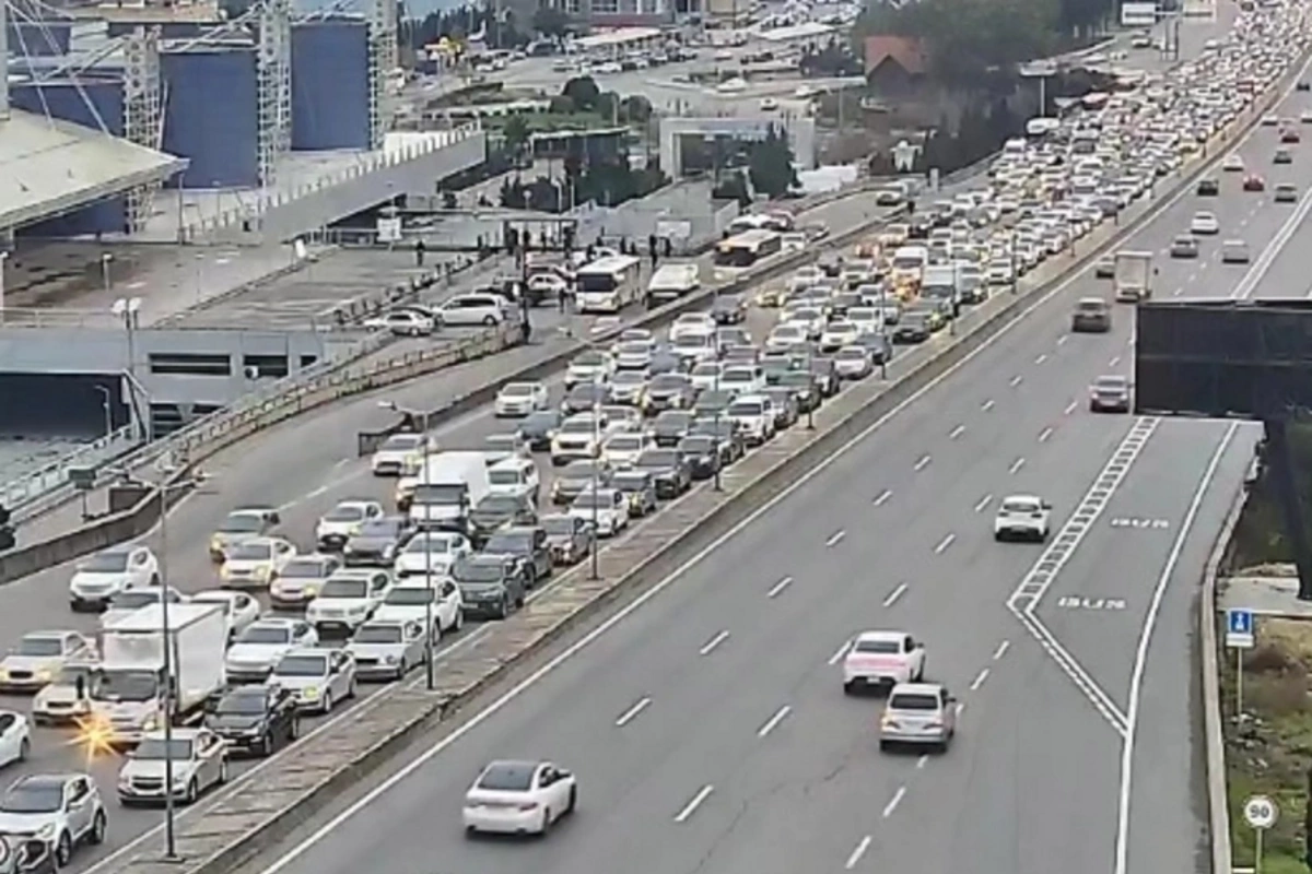 Bakının sıxlıq müşahidə olunan yollar