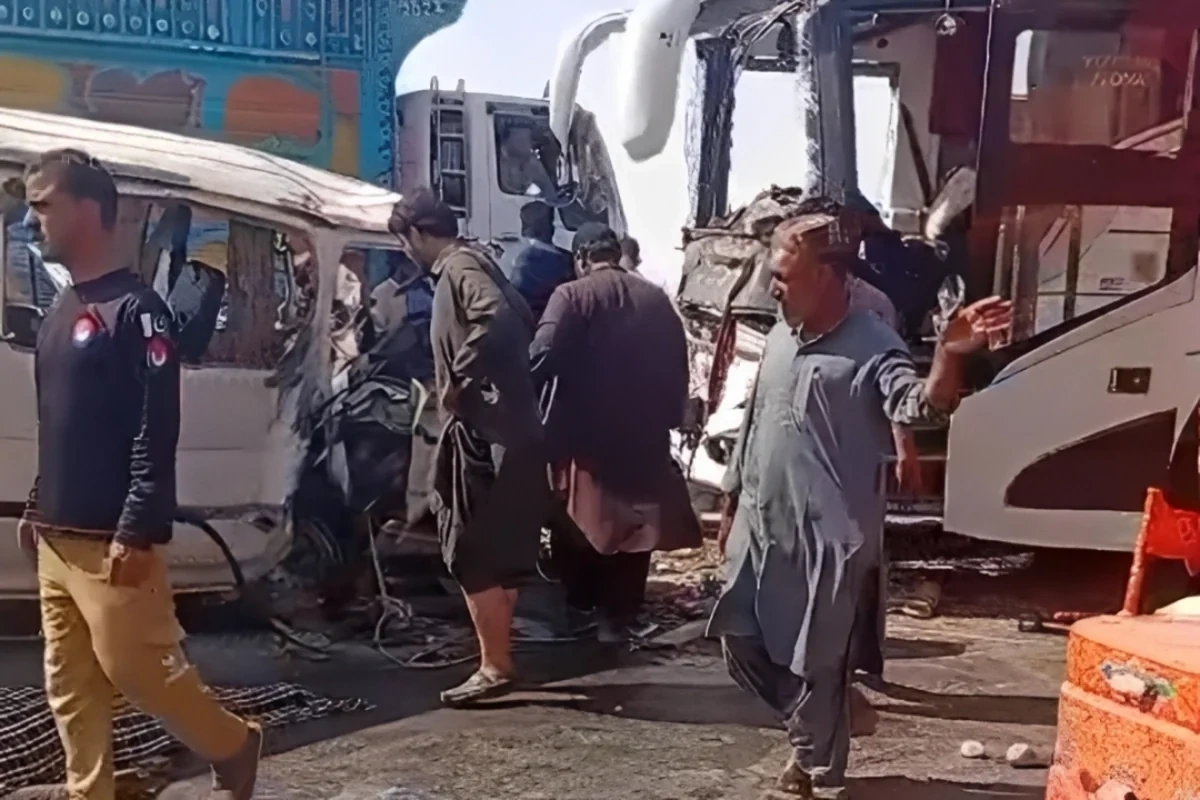Pakistanda avtobusla mikroavtobus toqquşdu: Ölənlər və yaralananlar var