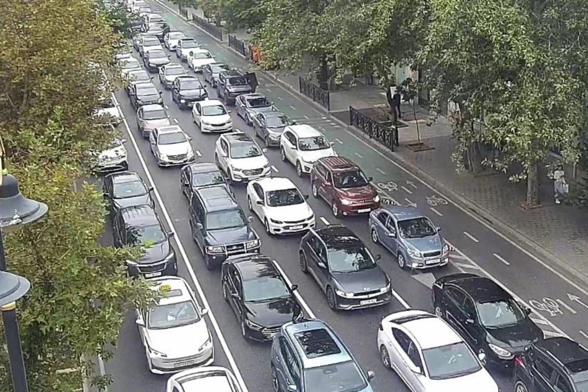 Bakının bir sıra yollarında tıxac yaranıb