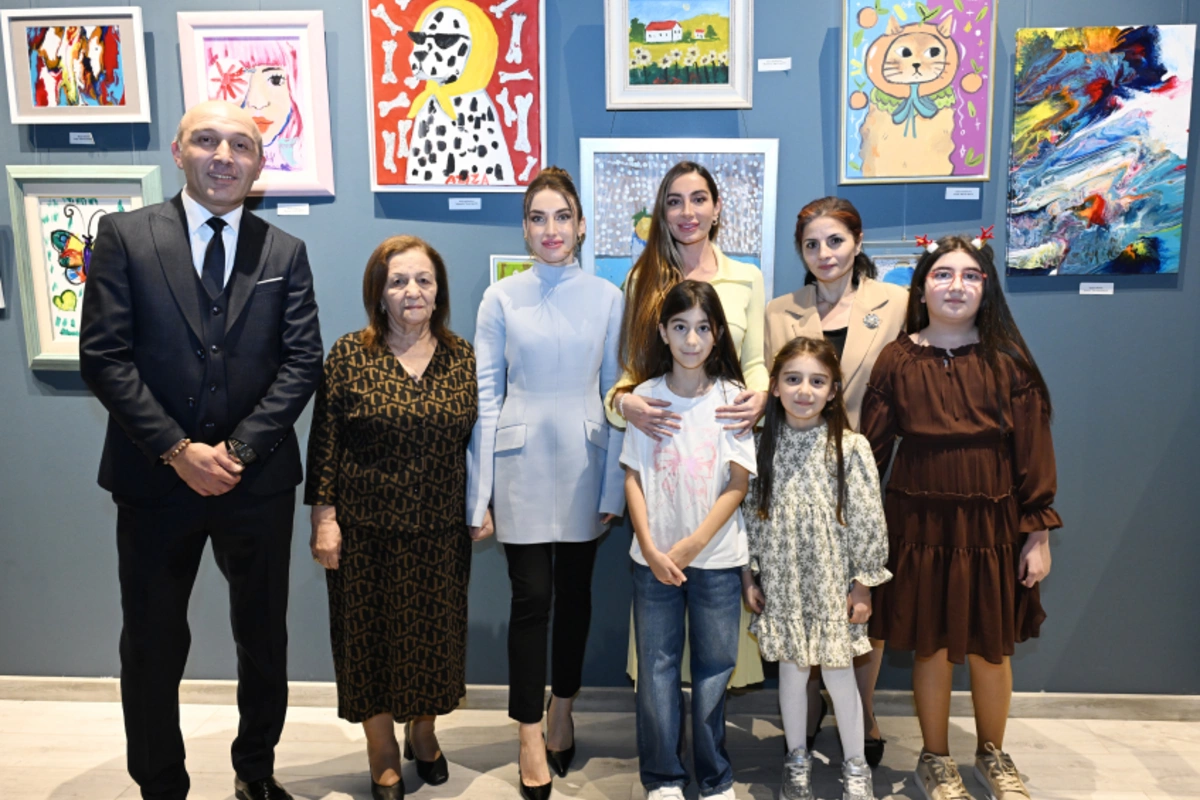 Arzu Əliyeva və Alena Əliyeva Rənglərdə yaşanan 10 il mövzusunda keçirilən sərgidə iştirak ediblər