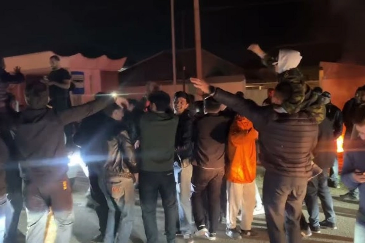 Qazaxda qeyri-adi bayram görüntüləri - Yolu bağladılar