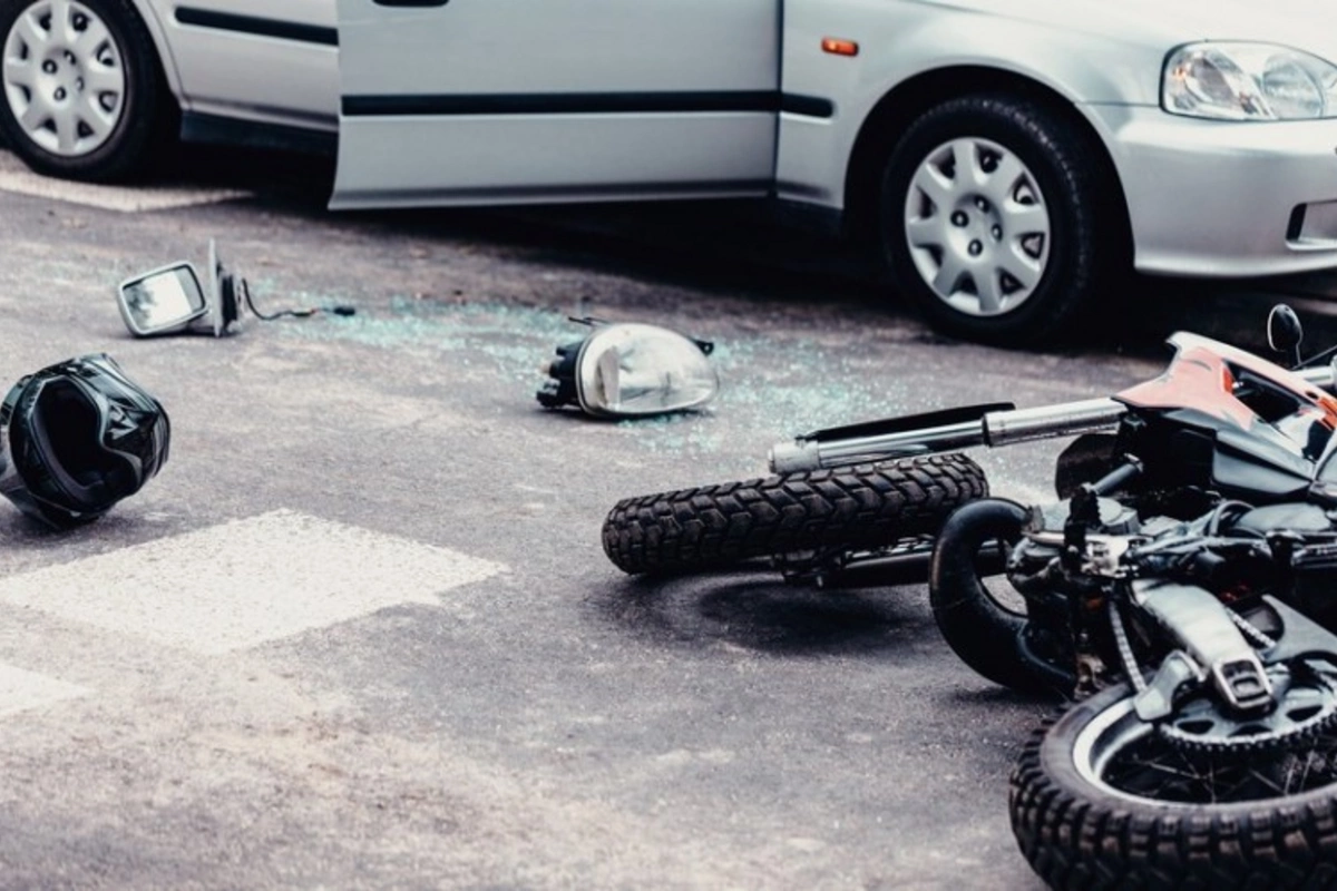 Paytaxtda motosikletlə avtomobil toqquşdu: Xəsarət alan var