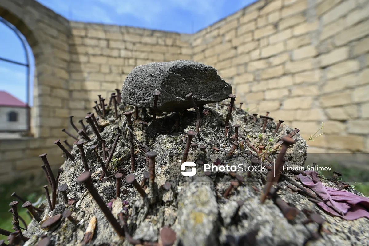 Gözümüzü açandan qayaya mismar vurublar - Stalinin də baş çəkdiyi məkanda arzular çin olur?