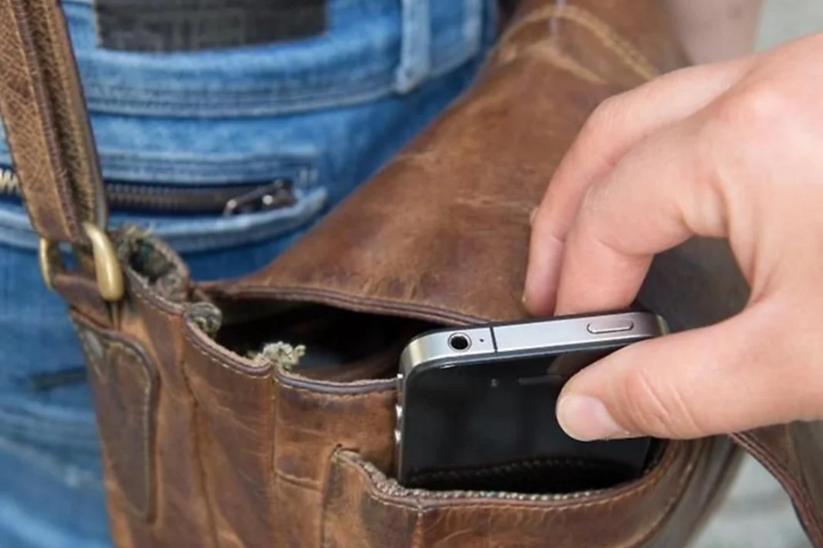 Aliment verməyən kişi arvadının telefonunu oğurlayıb satdı