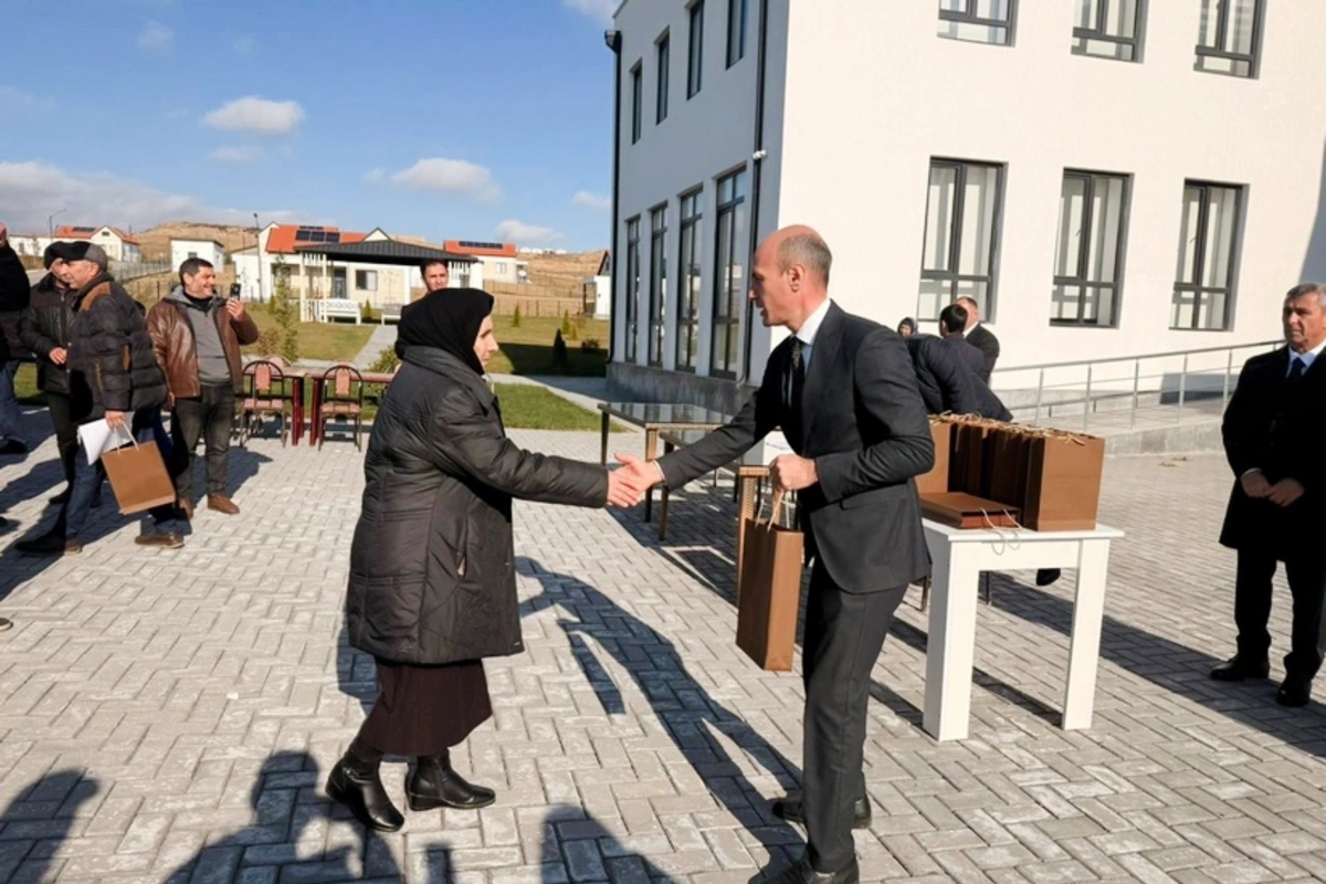 Вернувшимся в Хоровлу 22 семьям вручены ключи от домов