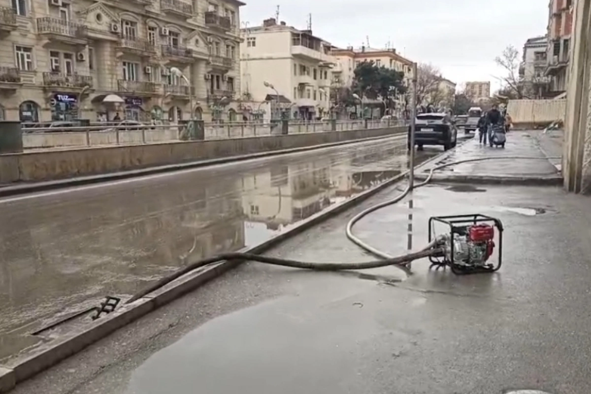 Bir neçə yolda yağış suları xüsusi nasoslar vasitəsilə kənarlaşdırılıb