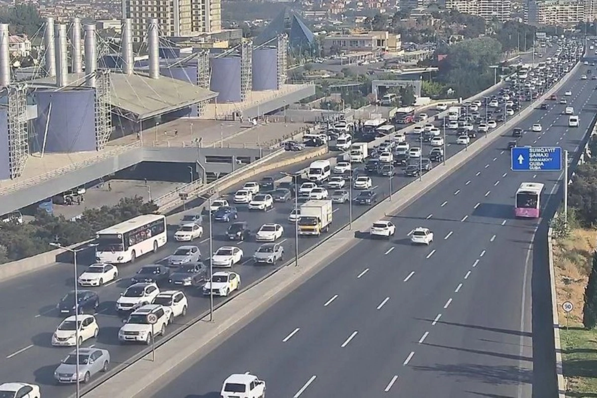 Bakının bəzi yollarında sıxlıq var Bakının bəzi yollarında sıxlıq var