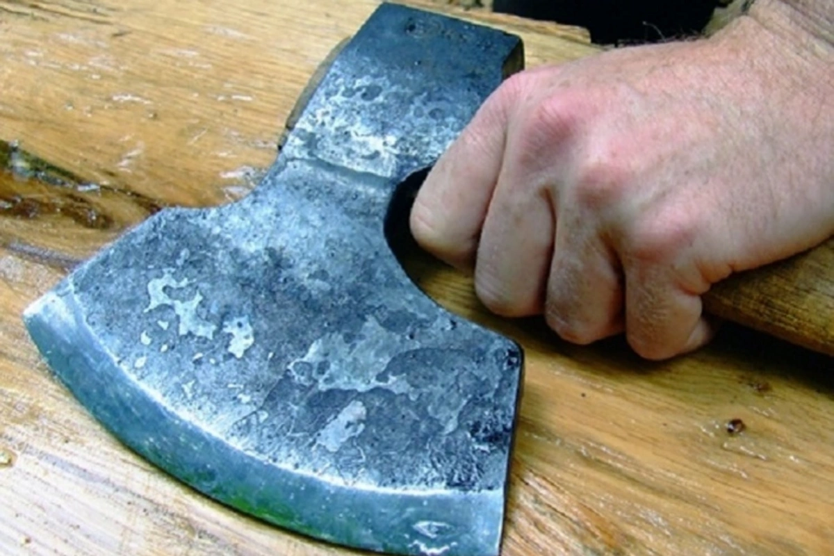 Cəlilabadda balta ilə xəsarət yetirilənlərin kimliyi məlum olub, saxlanılan var