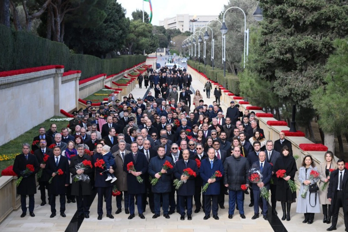 Diplomatik korpusun nümayəndələri Şəhidlər xiyabanını ziyarət ediblər