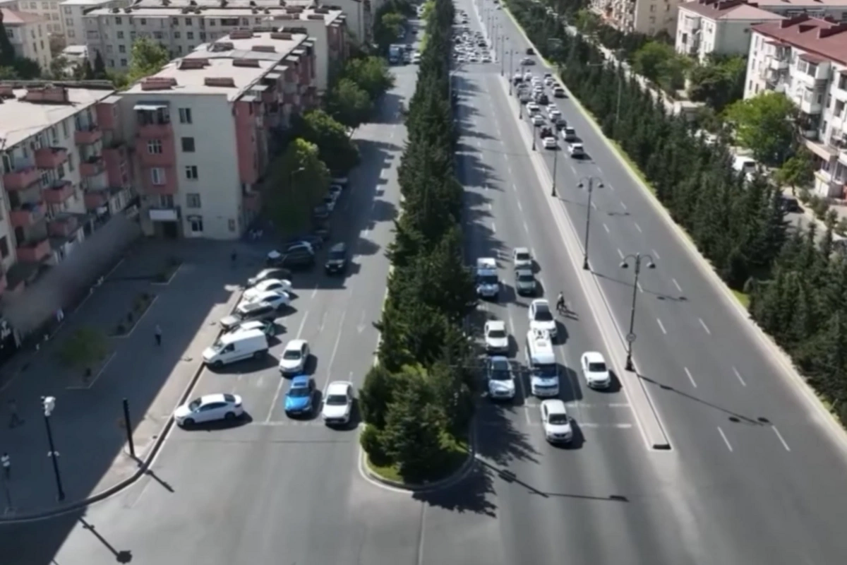 Опасный поворот в Баку, сбивающий с толку - что угрожает водителям? Опасный поворот в Баку, сбивающий с толку - что угрожает водителям?