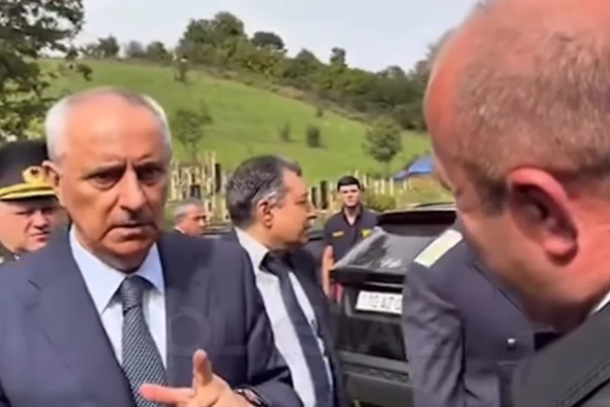 İcra başçısı məmuru qəbiristanlıqda danladı: Camaatın ağzından vurmayın