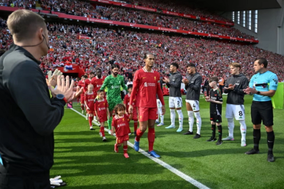 Arsenalın azarkeşləri və futbolçularından Liverpula çempionluq təbriki