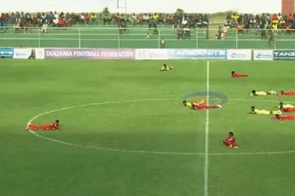 Matç zamanı futbolçulara arılar hücum etdi Matç zamanı futbolçulara arılar hücum etdi