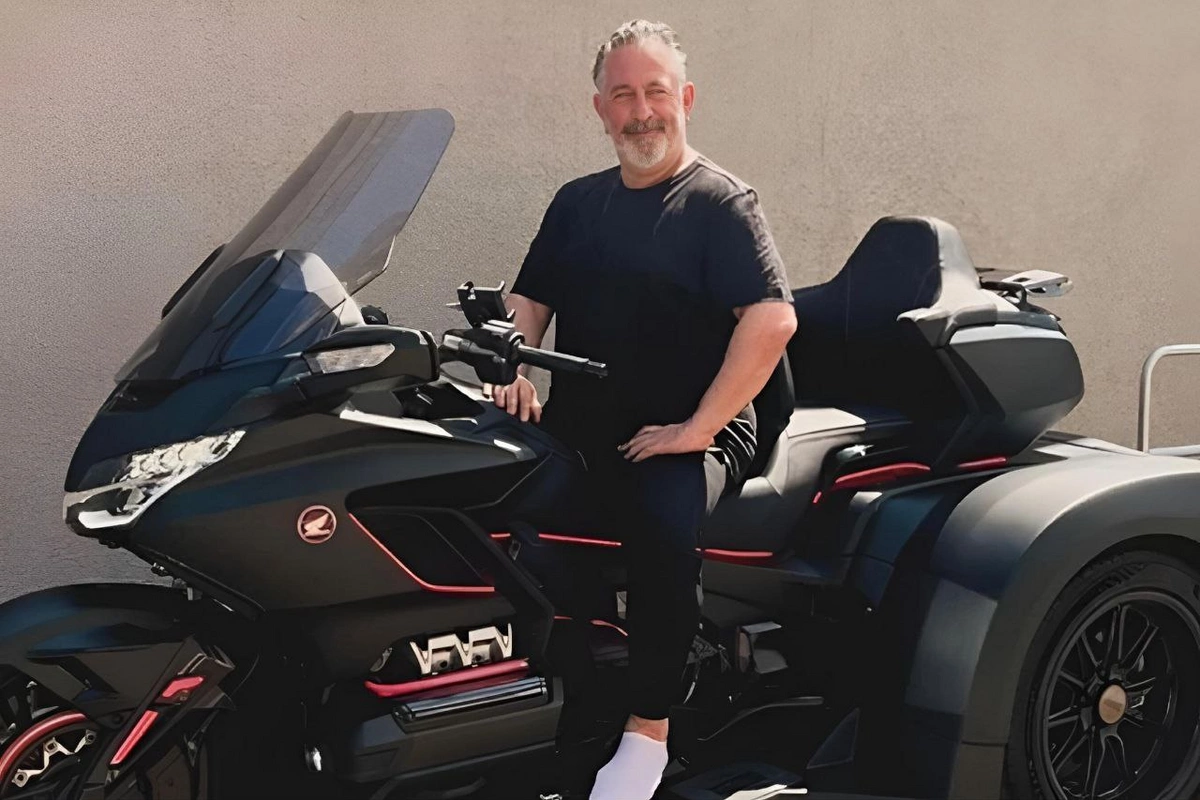 Cem Yılmaz 2.5 milyonluq motosikletini nümayiş etdirdi Cem Yılmaz 2.5 milyonluq motosikletini nümayiş etdirdi