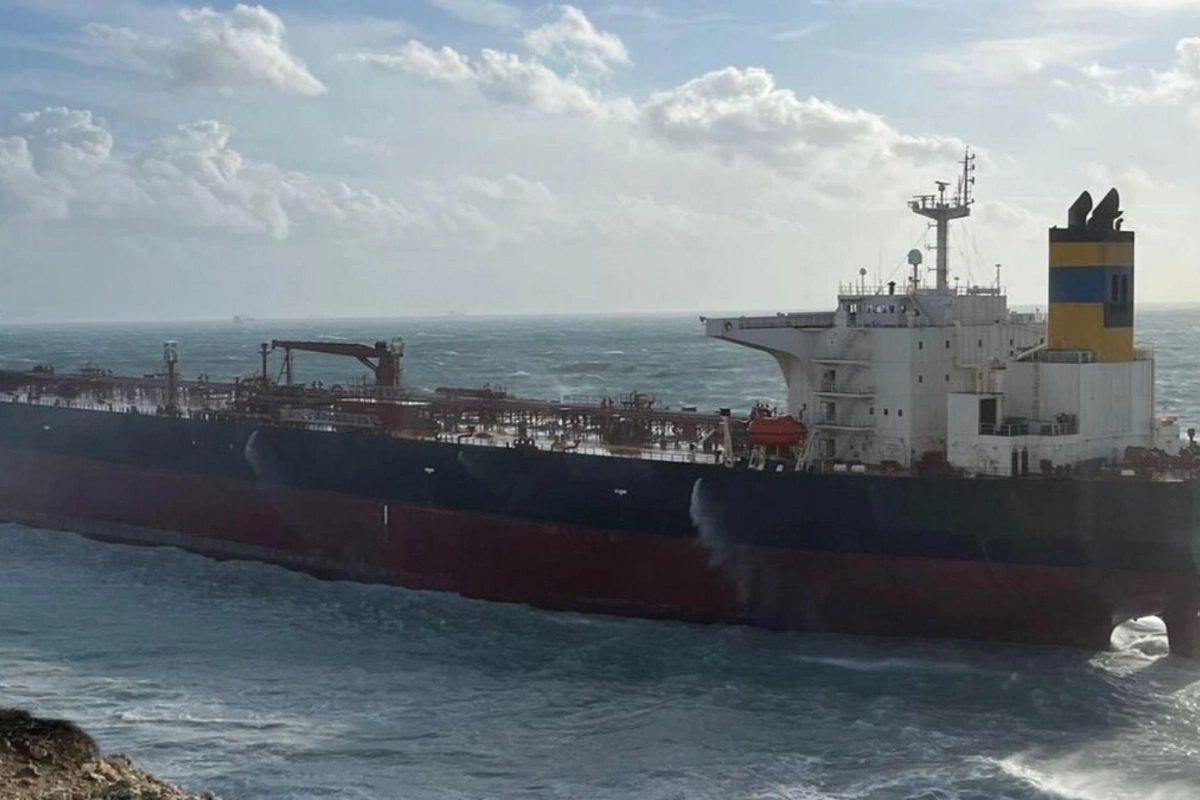 Ukrayna tərəfindən vurulan tanker Türkiyə sahillərində saya oturdu