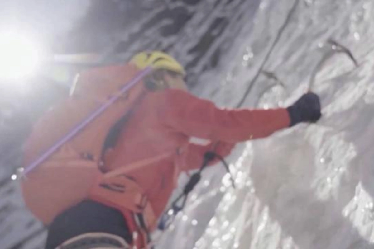 Everestdə qar fırtınası səbəbindən minə yaxın alpinist yolda qaldı
