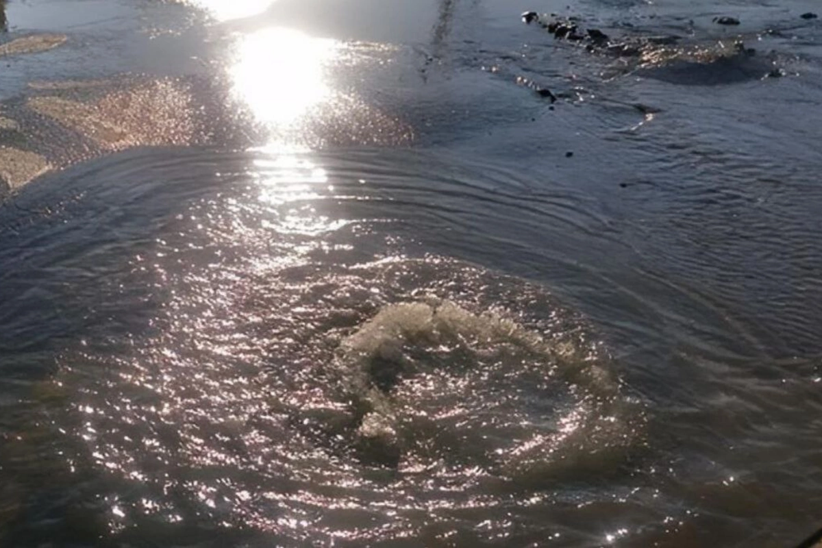 Səhər saatlarında Bakıda su borusu partladı, hərəkət çətinləşdi