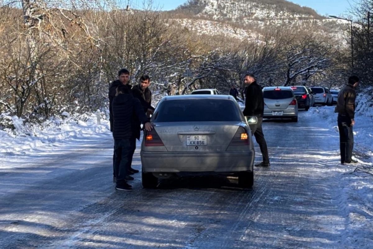 Движение на трассе Баку - Шамахы - Евлах полностью остановлено