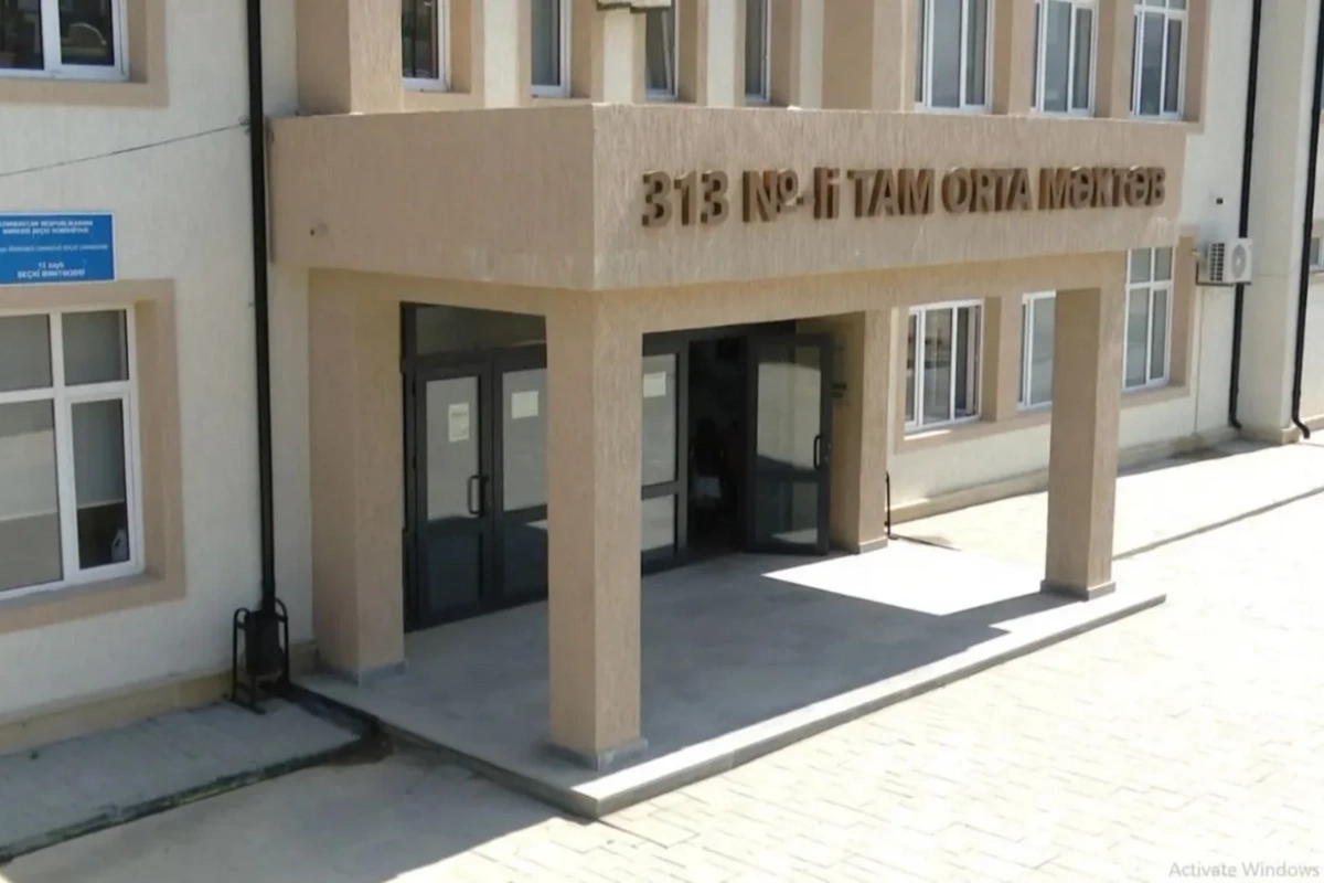 Bakıda məktəb qalmaqalı: Valideynlər övladlarının kənarlaşdırıldığını iddia edirlər