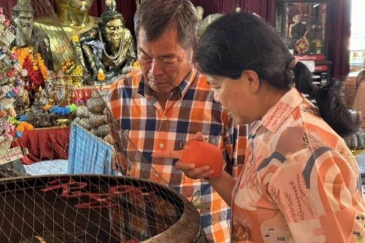 Woman won the lottery after visiting a shrine in Thailand Woman won the lottery after visiting a shrine in Thailand