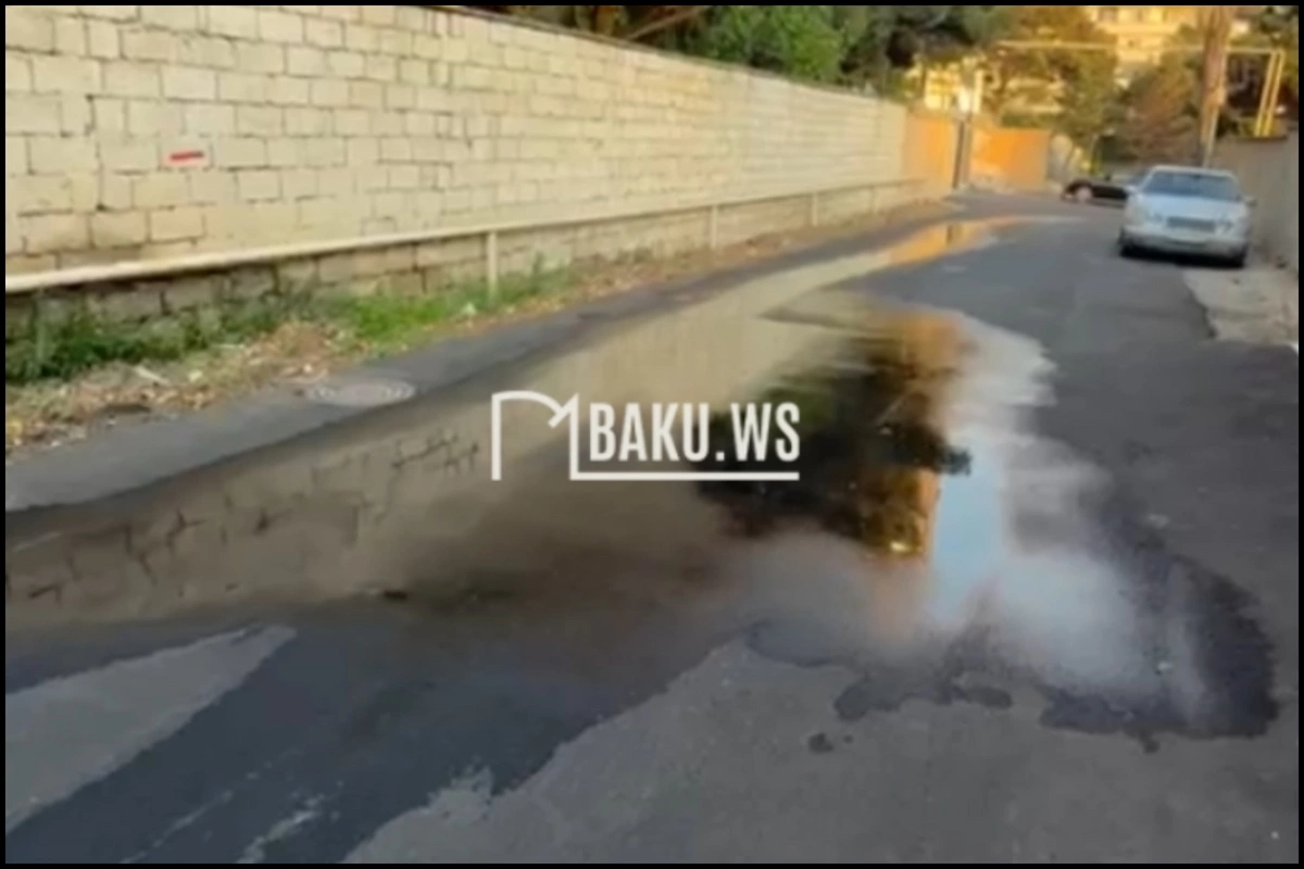 Bakıda küçənin ortasında asfaltdan su qaynayır