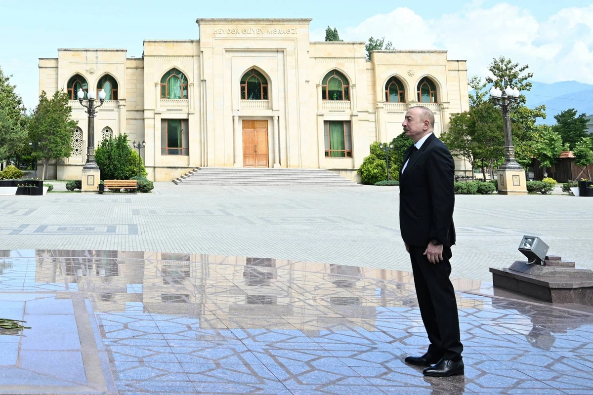 İlham Əliyev Ümummilli Lider Heydər Əliyevin İsmayıllı şəhərinin mərkəzində ucaldılmış abidəsini ziyarət edib