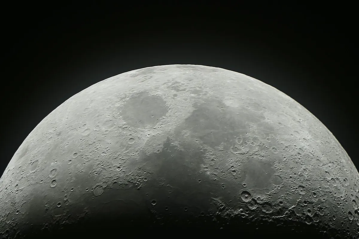 Ayın səthində iki sirli parıltı aşkarlandı