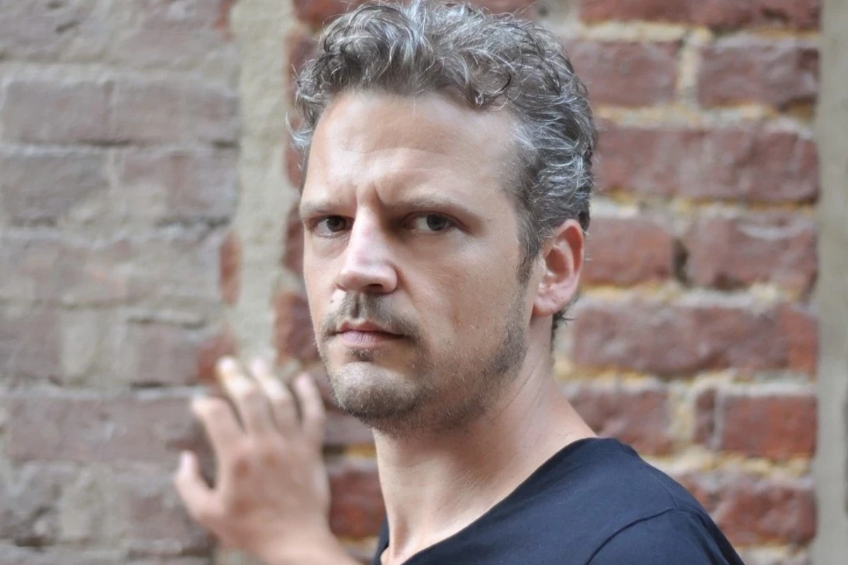 Rejissor silahlı hücuma məruz qaldı - Sol ayağından yaralandı