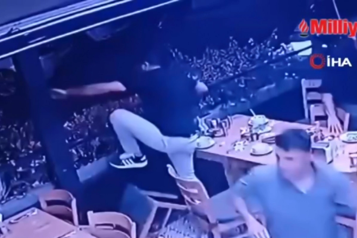 Marmarisdəki zəlzələdən daha bir görüntü - İnsanlar restoranları belə tərk etdi