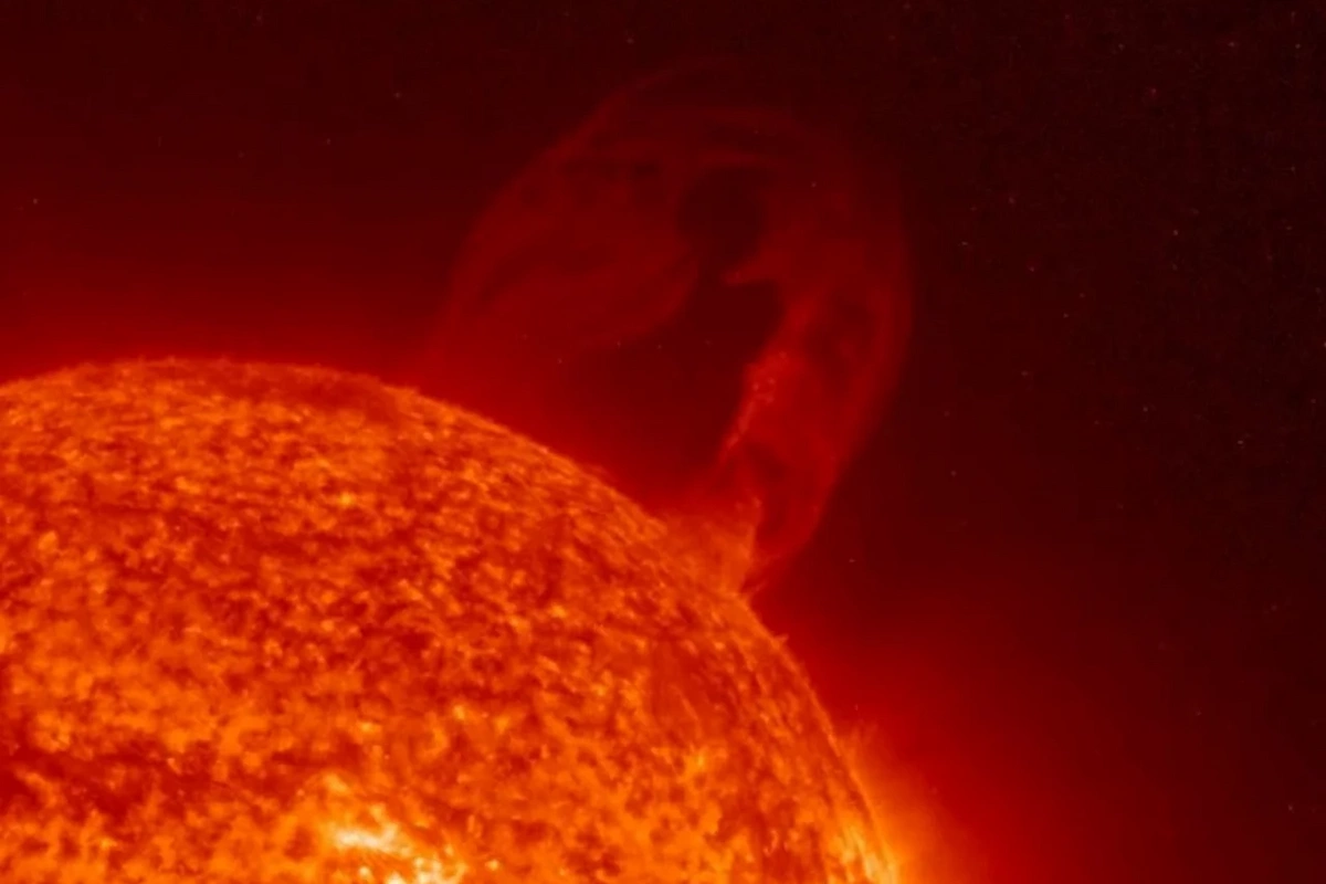 Протуберанец размером в 80 раз больше Земли отлетел от Солнца