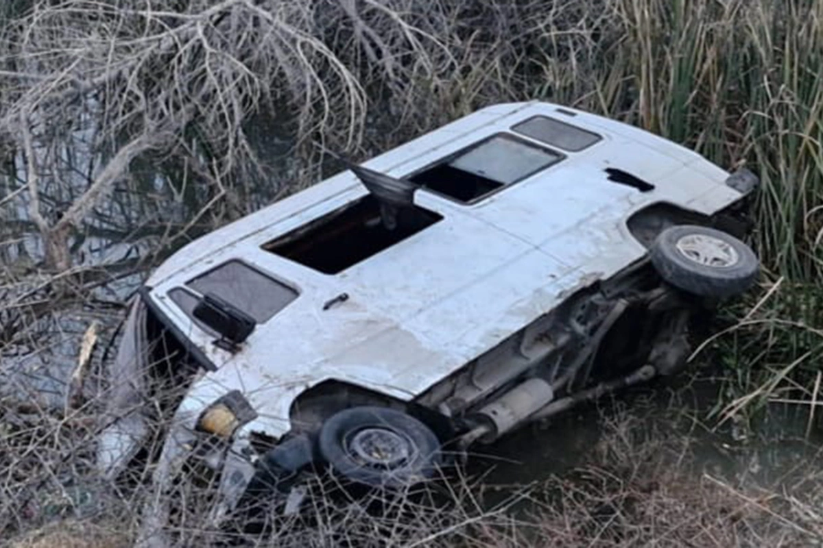 В Азербайджане микроавтобус опрокинулся в водоканал, пострадали 6 человек