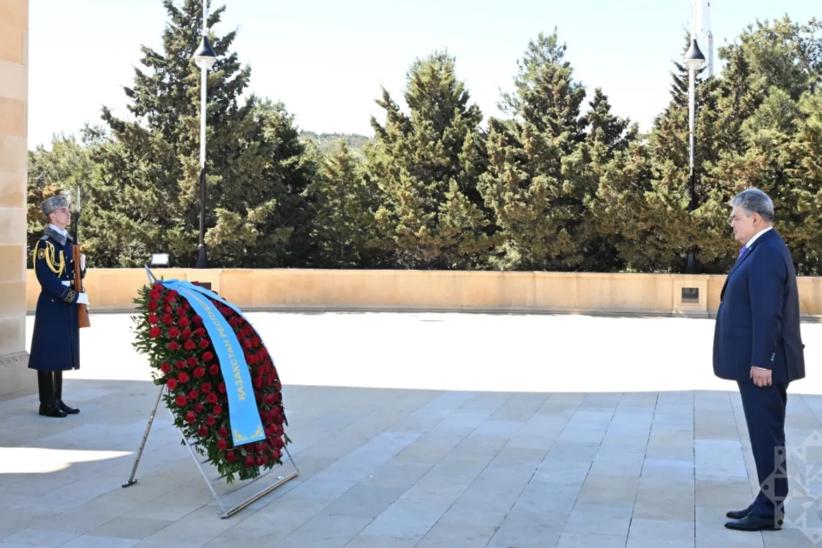 Qazaxıstan nazirləri Şəhidlər xiyabanını və Zəfər parkını ziyarət etdilər