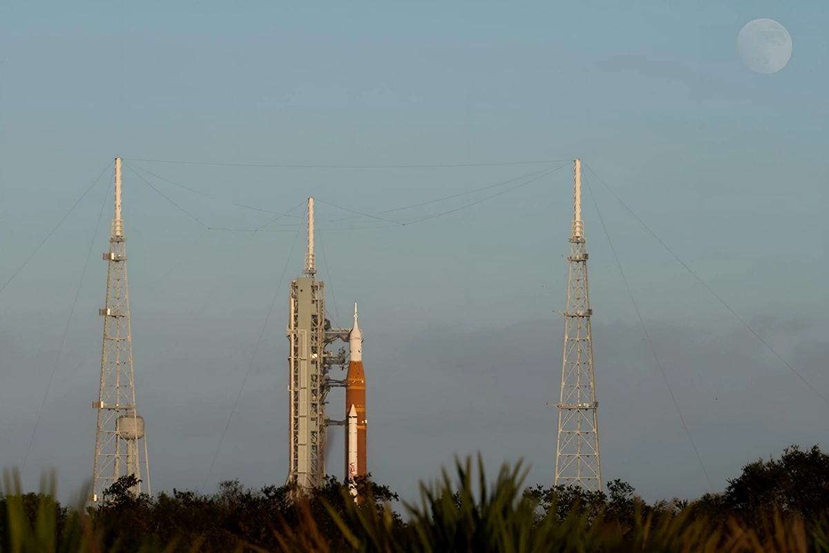 NASA Aya eniş edən gəmi ilə qısa müddətlik əlaqə itkisi barədə məlumat verib.