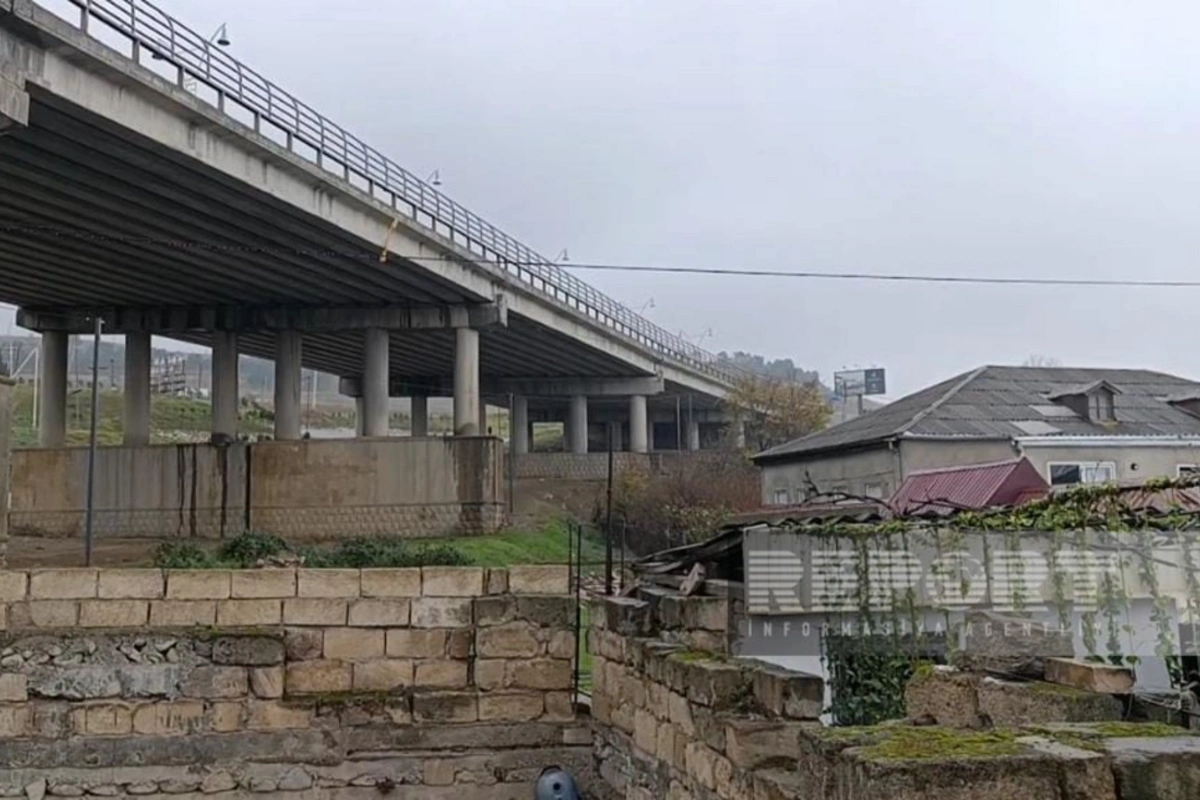 Şabran körpüsünün ətrafındakı bəzi evlər qəzalı vəziyyətə düşüb
