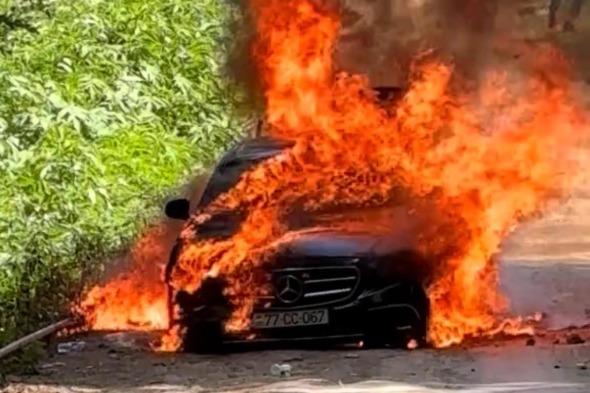 Tovuza qonaq gələn şəxsin Mercedesi yandı Tovuza qonaq gələn şəxsin Mercedesi yandı
