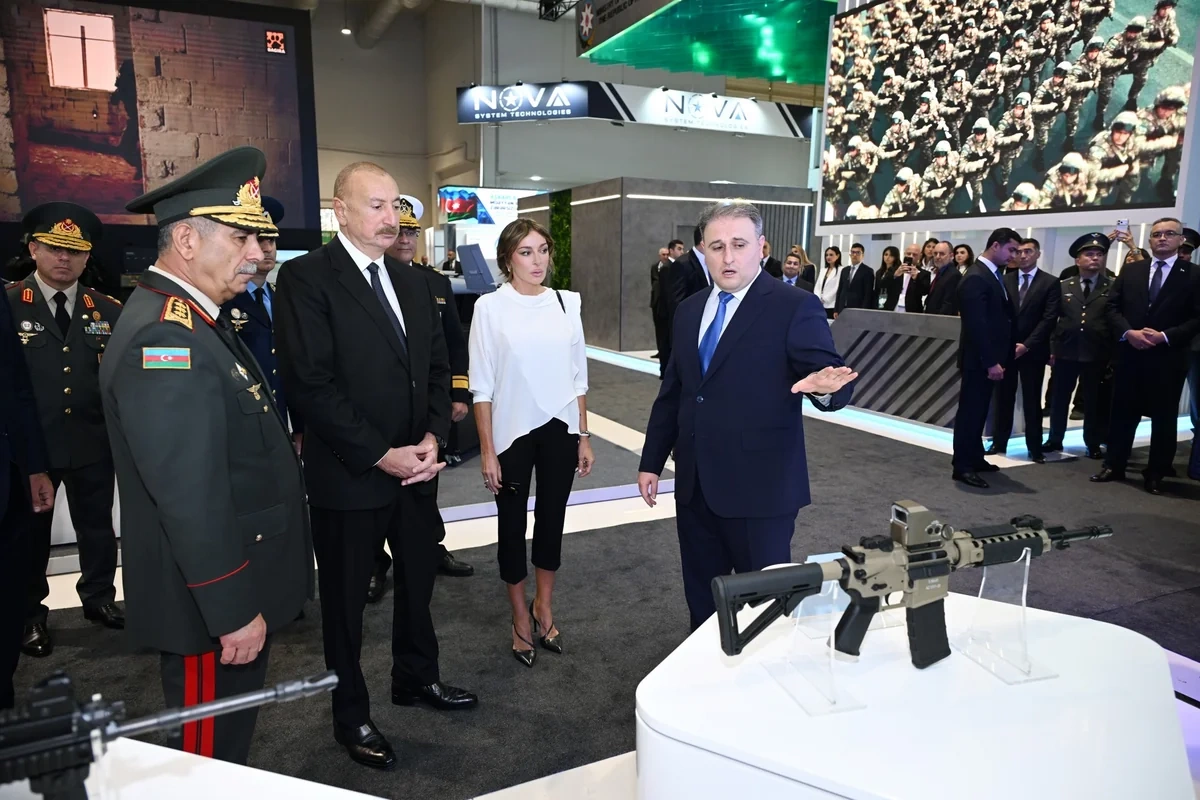 Prezident İlham Əliyev ADEX 2026 və Securex Caspian sərgiləri ilə tanış olub