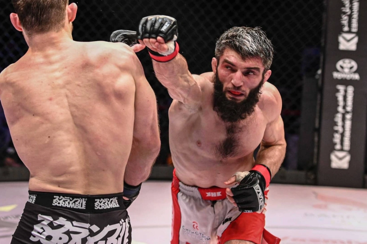 Dağıstanlı dünya çempionu niqablı həyat yoldaşına görə küçədə silaha ət atıb Dağıstanlı dünya çempionu niqablı həyat yoldaşına görə küçədə silaha ət atıb