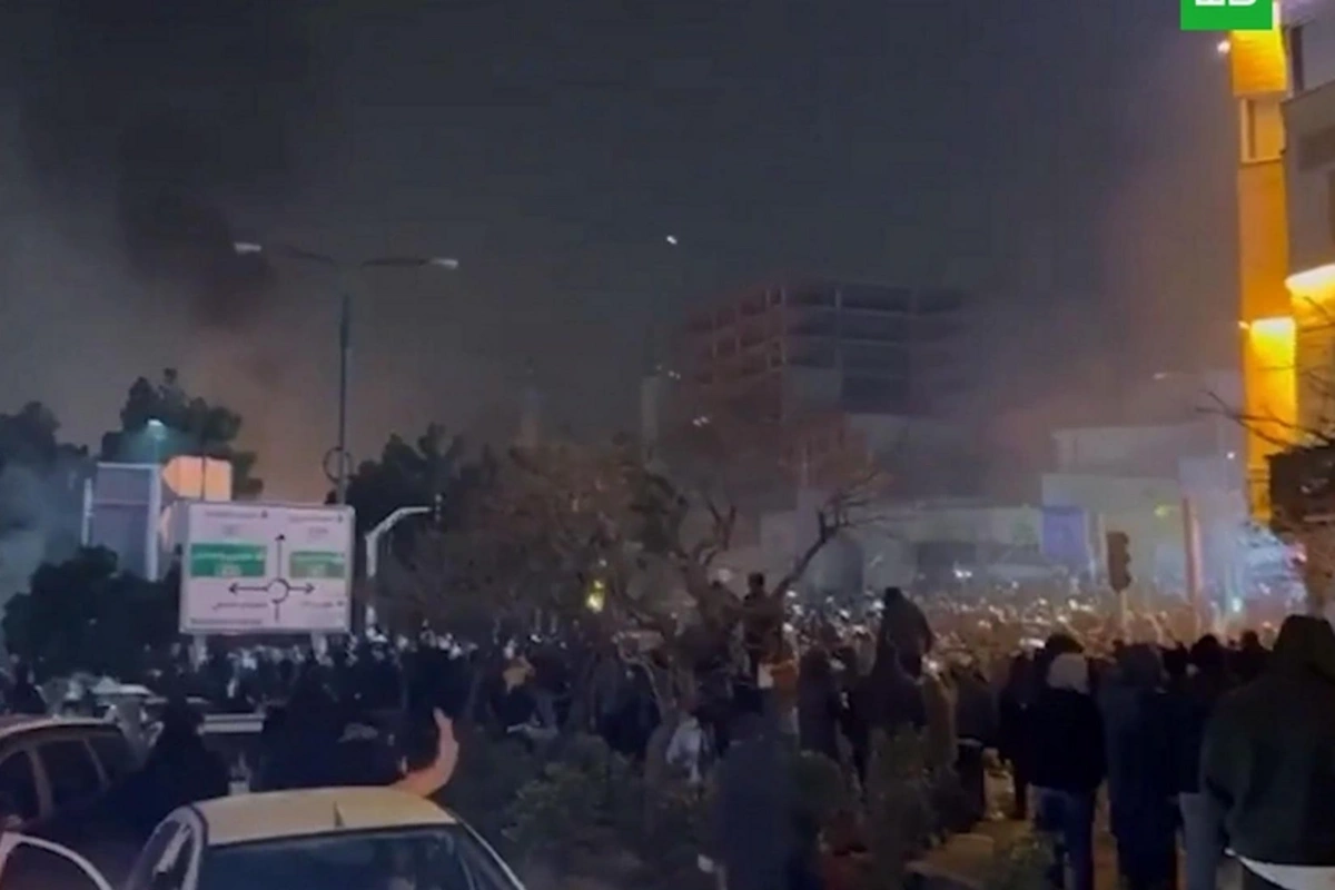 İranda etirazçı və polisə atəş açanlar həbs olunub