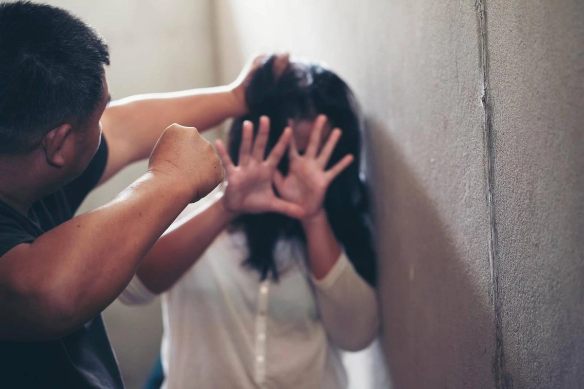 В Баку бывший вынужденный переселенец из-за хлебных денег избил жену