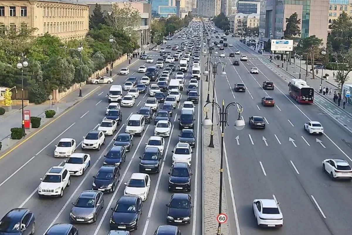 Bakının bir sıra yollarında nəqliyyatın sıxlığı yaranıb